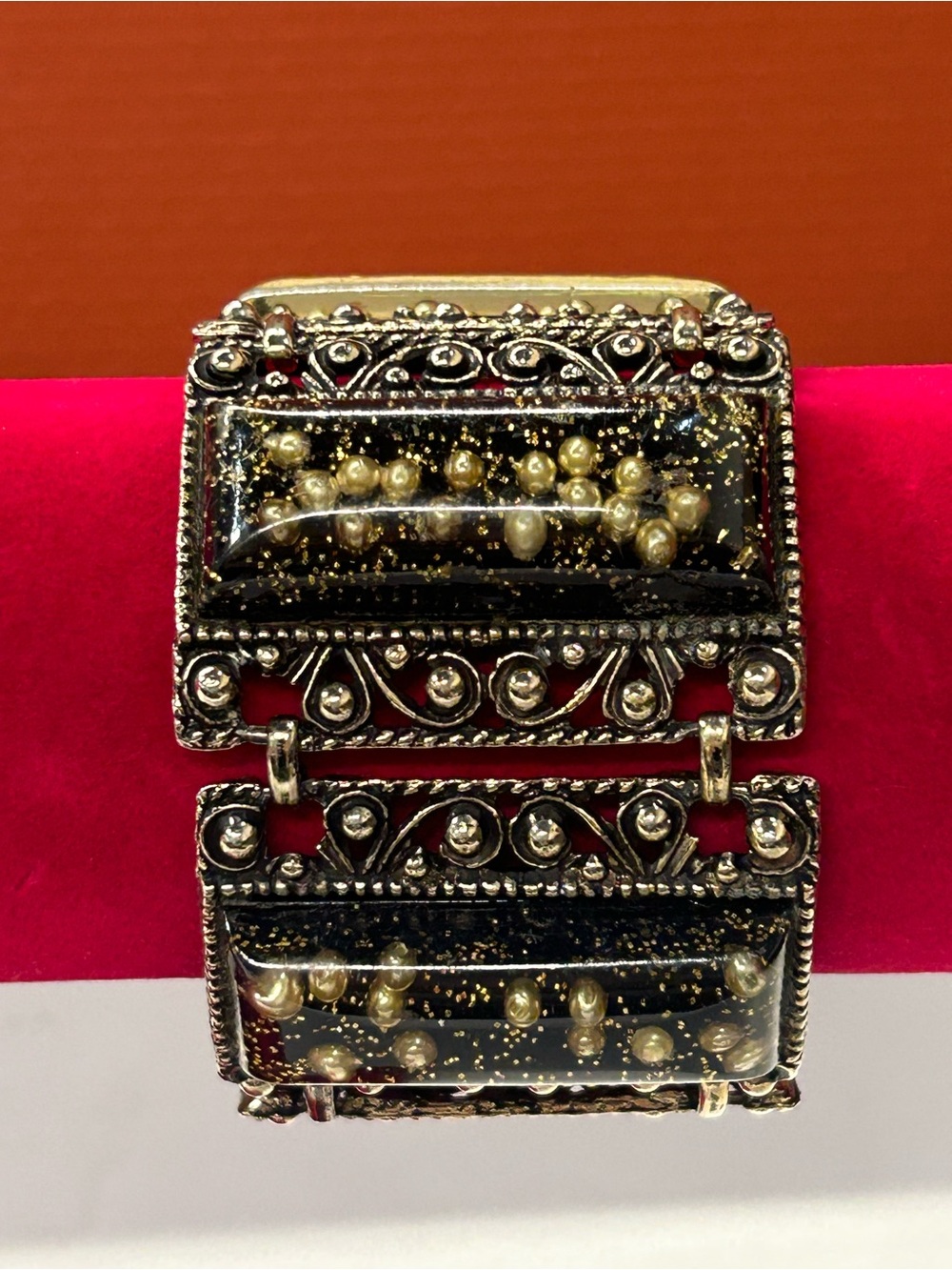 Gorgeous! Vintage Lucite chunky pearl confetti panel bracelet